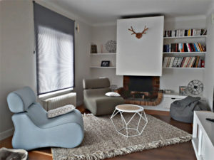 Fauteuils au design organique et couleurs douces